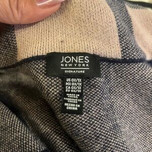 Jones New York Navy and Cream Knit Top